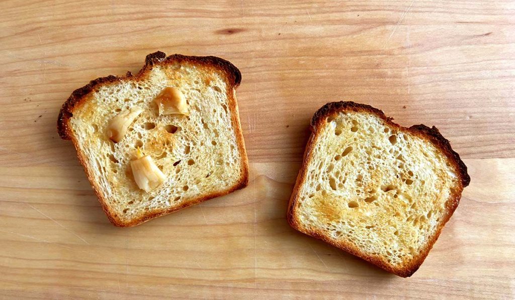 Toasted and buttered bread with garlic