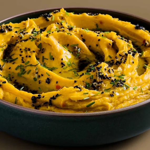 mashed_potatoes_saffron_chili_nigella_seeds_closeup_1500