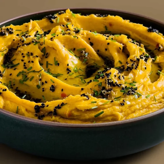 mashed_potatoes_saffron_chili_nigella_seeds_closeup_1500