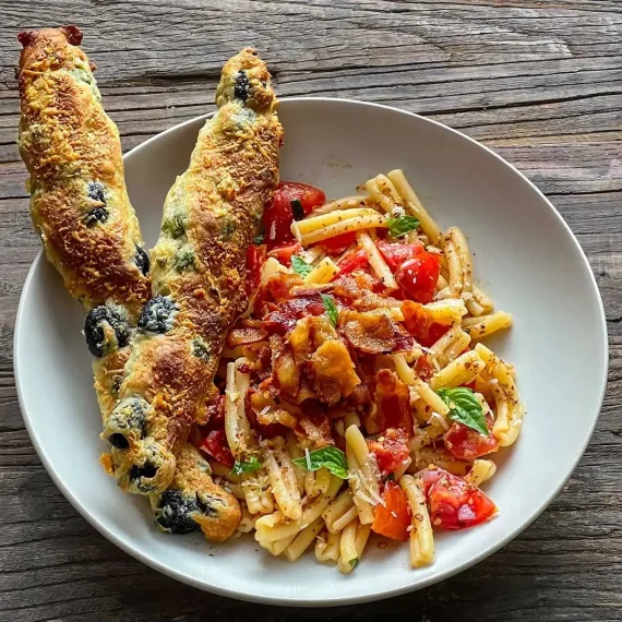 pasta-tomato-bacon-breadsticks